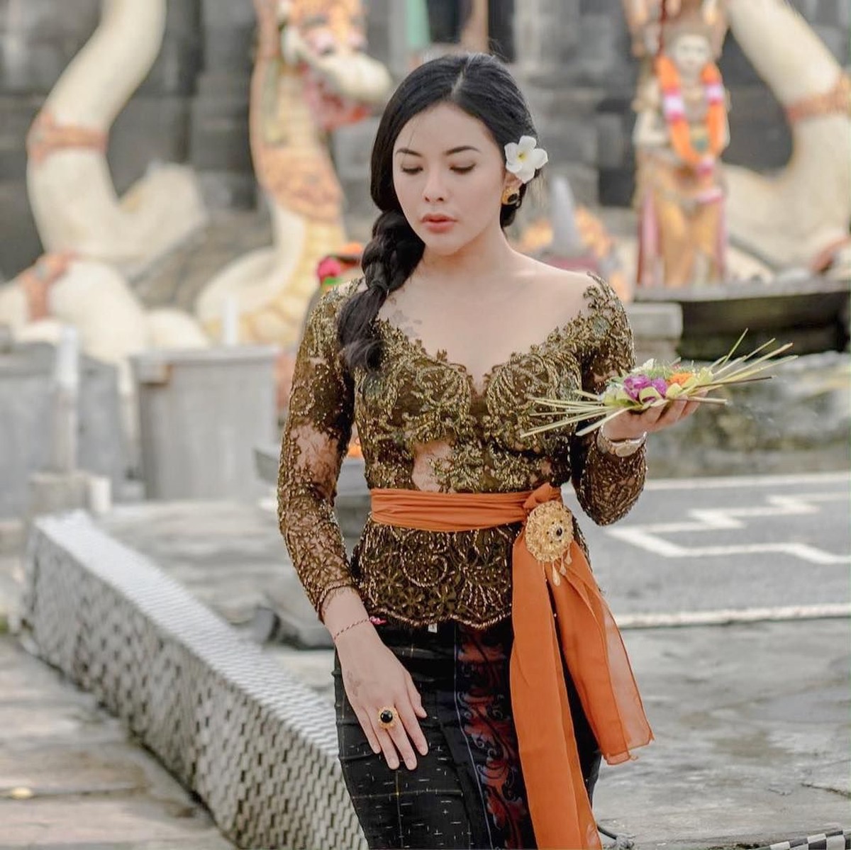 Billy Syahputra dikabarkan telah memiliki kekasih baru yang disebut-sebut adalah Elvia Carolline&period; Seperti apa ya Elvia Carolline&quest; Berikut 6 pesonanya&period;