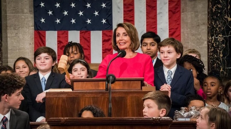 Nancy Pelosi. Nancy adalah seorang Ketua Dewan Perwakilan Amerika Serikat ke-60. Ia juga merupakan wanita pertama yang menjabat jabatan tersebut.