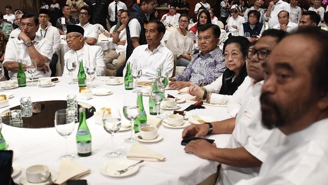 PDIP melawan sikap Menko Marves Luhut Binsar Pandjaitan yang tersirat mendukung wacana penundaan Pemilu 2024. PDIP dianggap untung besar jika kukuh menolak.