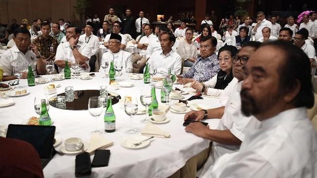 Direktur Riset Charta Politika Muslimin menilai pelaporan tersebut salah alamat, namun tetap menghormati langkah itu sebagai bagian dari hak masyarakat.