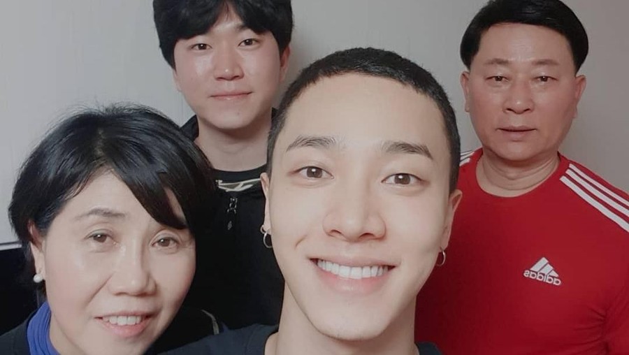 Lee Gikwang meninggalkan surat untuk penggemarnya.