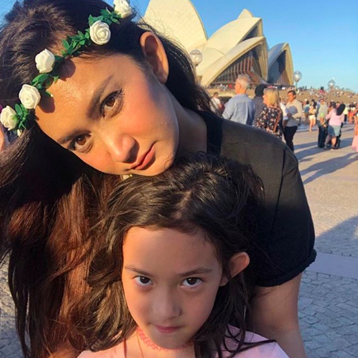 <p>Menjadi <em>single parent</em>, tak membuat langkah Nafa Urbach berkarier padam. Di tengah kesibukannya mencalonkan diri sebagai anggota DPR, Nafa tetap sempatkan waktu bersama Mikha. (Foto: Instagram @nafaurbach)</p>