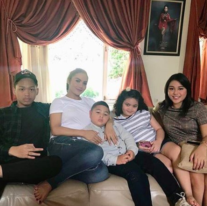<p>Jelang pencoblosan kemarin, Krisdayanti menyempatkan waktunya untuk merayakan dan menghabiskan waktu bersama keempat anak-anaknya. (Foto: Instagram @krisdayantilemos)</p>
