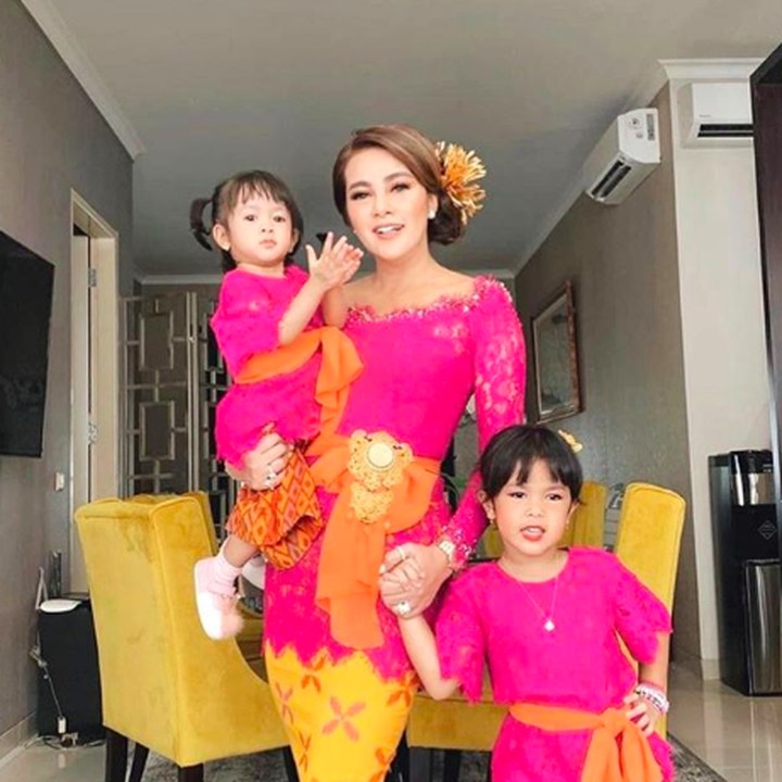 <p>Olla Ramlan menjadi salah satu selebritis yang terjun ke politik di pemilu 2019. Tapi, urusan anak tetap yang pertama ya. Kompak banget Olla dan kedua anaknya pakai baju adat. (Foto: Instagram @ollaramlanaufar)</p>