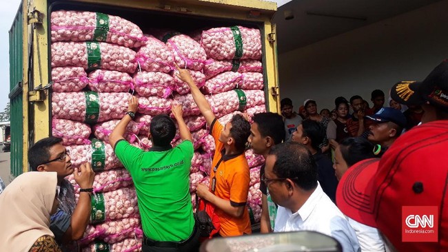 Kementerian Perdagangan menggelar operasi pasar (OP) bawang putih di Pasar Induk Kramat Jati, Jakarta Timur pada Kamis (18/4).