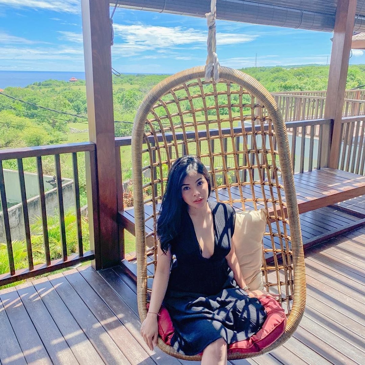 Billy Syahputra dikabarkan telah memiliki kekasih baru yang disebut-sebut adalah Elvia Carolline&period; Seperti apa ya Elvia Carolline&quest; Berikut 6 pesonanya&period;