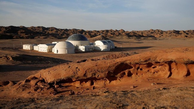 Robot eksplorasi Mars NASA yakni Curiosity mengkonfirmasi keberadaan mineral tanah liat atau tanah lempung di Mars.