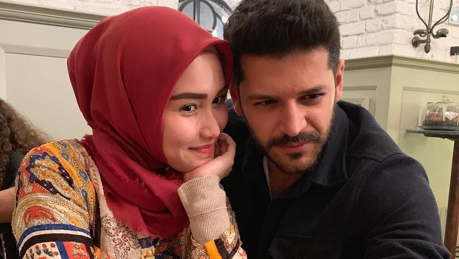 Ayu Ting Ting diketahui mengunggah foto bersama seorang bule tampan asal Turki, Ruben Onsu: Igun cemburu.