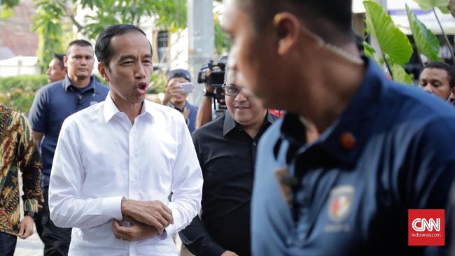 Presiden Jokowi mengisyaratkan calon ibu kota berada di Kalimantan karena posisinya di tengah Indonesia, tidak terlalu jauh dari timur, tidak terlalu ke barat.