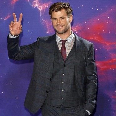 6 Potret Chris Hemsworth Promosikan Film Men In Black di Bali
