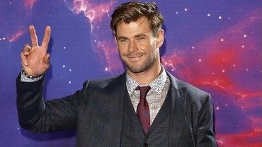 img-title Ekspresi Kocak Chris Hemsworth Saat Naiki Roller Coaster