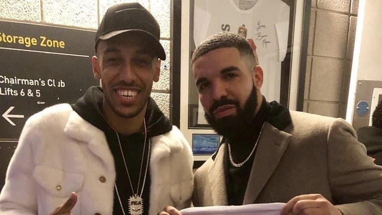 Deretan Foto Kutukan Drake Dengan Pemain Bola Dunia Beberapa waktu terakhir ramai diperbincangkan soal kutukan pemain bola dunia yang kalah bertanding sehabis foto bersama penyanyi Drake. Ini lah deretan fotonya.