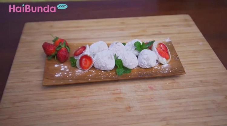 Yuk, Bunda bikin camilan manis dan segar, Mochi Strawberry. Cocok untuk santapan keluarga di akhir pekan.