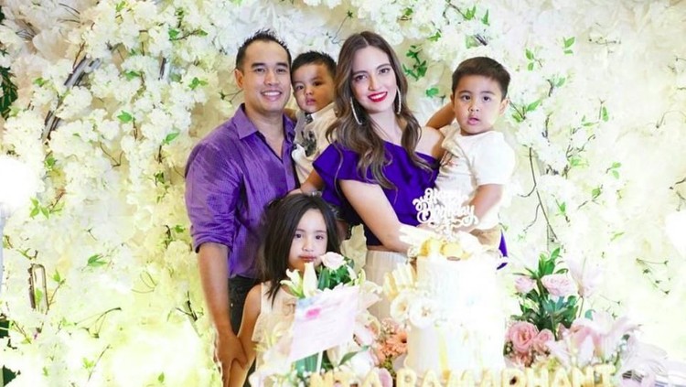 Video Nia Ramadhani enggak bisa buka salak sempat viral. Ibu 3 anak ini pun menyalahkan sang suami, Ardi Bakrie.