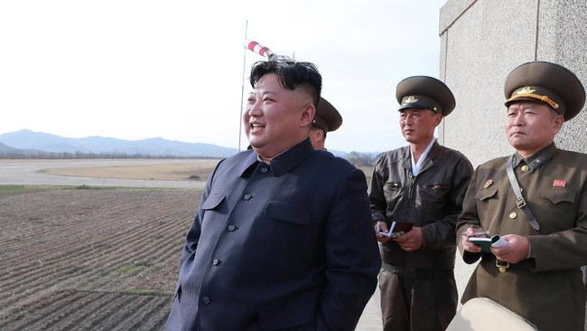 Pemimpin Korut, Kim Jong-un, memimpin latihan 'serangan jarak jauh' sebagaimana dilaporkan kantor berita KCNA, Jumat (10/5), sehari setelah uji coba rudal.