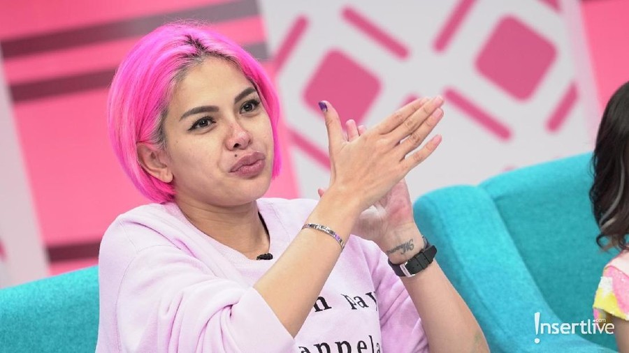 Nyinyiran Nikita Mirzani di Sidang Kriss Hatta Hilda, Billy dan Nikita Mirzani kompak menghadiri persidangan Kriss Hatta.