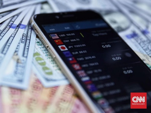 Nilai tukar rupiah berada di posisi Rp14.002 per dolar AS pada perdagangan pasar spot, Jakarta, 18 April 2019. Rupiah melesat 0,59 persen terhadap dolar AS dibandingkan Selasa (16/4) di angka Rp14.085 per dolar AS. (CNN Indonesia/ Hesti Rika)