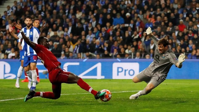 Penyerang sayap Liverpool, Sadio Mane, kini sejajar dengan legenda hidup Barcelona, Samuel Eto'o, di Liga Champions.