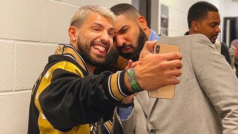 Deretan Foto Kutukan Drake Dengan Pemain Bola Dunia Beberapa waktu terakhir ramai diperbincangkan soal kutukan pemain bola dunia yang kalah bertanding sehabis foto bersama penyanyi Drake. Ini lah deretan fotonya.