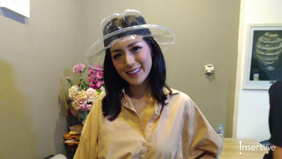 Cara Jessica Iskandar Manjakan Asistennya Jessica Iskandar memberikan hadiah umrah untuk asistennya.