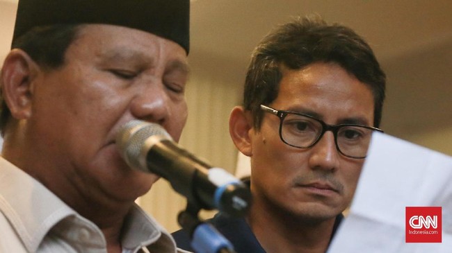 Sandiaga menunjukkan wajah lesu saat Prabowo mendeklarasikan kemenangan. Sandiaga disebut sakit dan belum pulih pascapencoblosan kemarin.