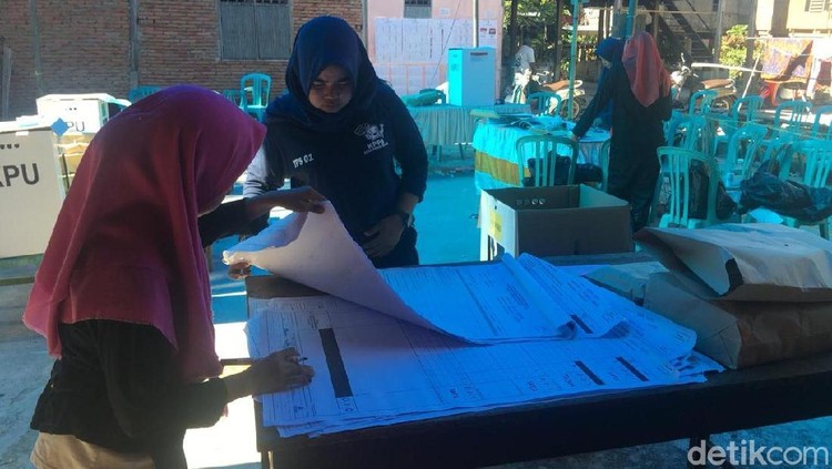 Bersama dengan petugas KPPS dan Bawaslu lain, mereka bekerja non-setop selama 24 jam. Rela tak tidur.