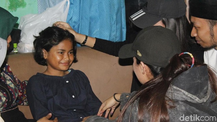 Nabila, bocah yang viral lantaran sepatunya diejek teman-teman di sekolah, menyimpan kisah memilukan.