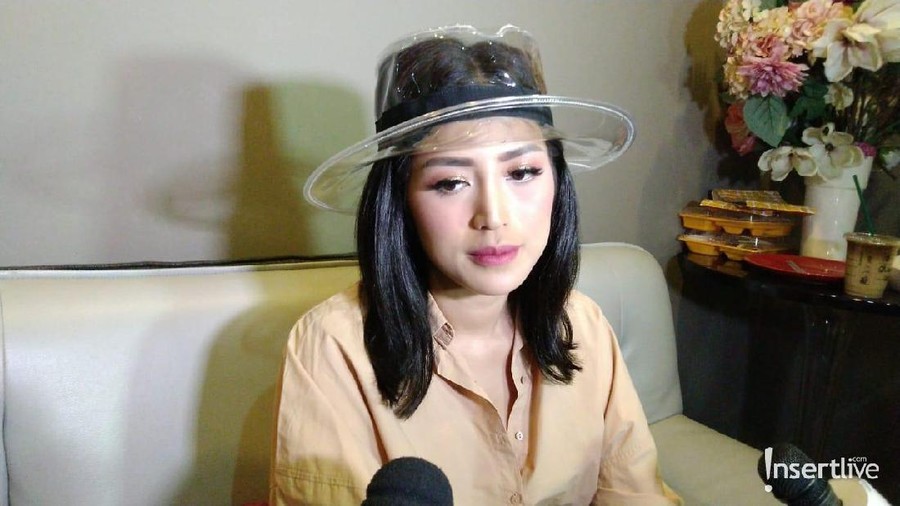 Jessica Iskandar mengaku ketakutan setelah mendengar tetangganya meninggal karena Corona.