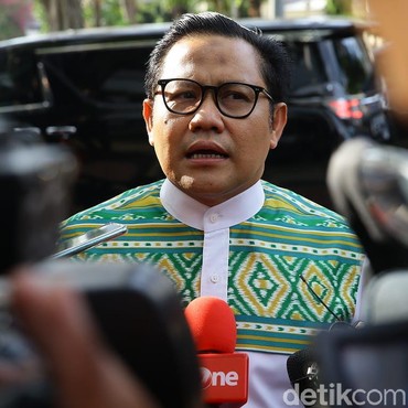 Beda Reaksi Jokowi dan Cak Imin Tonton Lagu 'Waktu Ku Kecil', Ada yang Menghayati