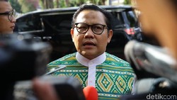 Beda Reaksi Jokowi dan Cak Imin Tonton Lagu 'Waktu Ku Kecil', Ada yang Menghayati