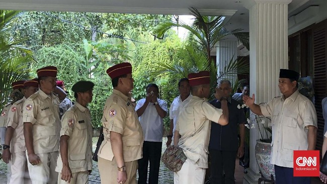 Capres nomor urut 02 Prabowo Subianto disambut bak presiden saat menerima kunjungan puluhan purnawirawan di kediamannya, Jalan Kertangeara, Jakarta Selatan.