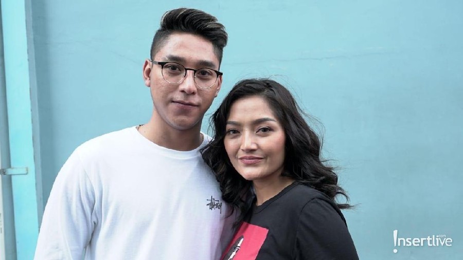 Siti Badriah dan Krisjijana Baharudin sedang sibuk mempersiapkan pernikahan mereka.