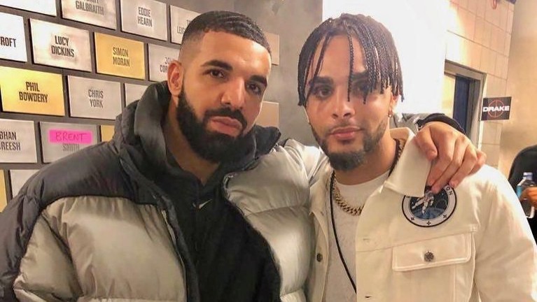 Deretan Foto Kutukan Drake Dengan Pemain Bola Dunia Beberapa waktu terakhir ramai diperbincangkan soal kutukan pemain bola dunia yang kalah bertanding sehabis foto bersama penyanyi Drake. Ini lah deretan fotonya.