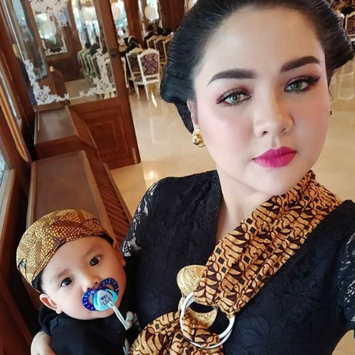 <p>Vicky Shu tetap fokus mengasuh anaknya, Abimanyu di tengah kesibukan kampanye. Kali ini mereka kompak memakai baju ada serba hitam lho, Bun. (Foto: Instagram @vickyshu)</p>