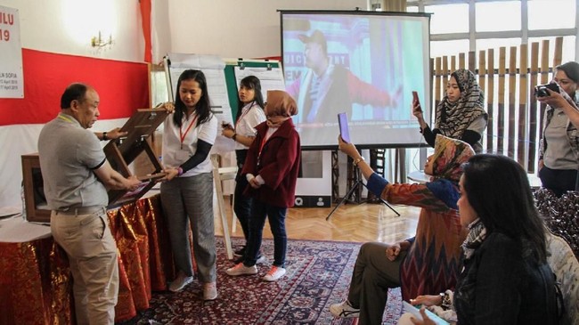 Pasangan Jokowi-Ma'ruf Amin unggul di Serbia dan Montenegro, dengan meraih 59 dari 76 surat suara sah atau sekitar 77,63 persen.