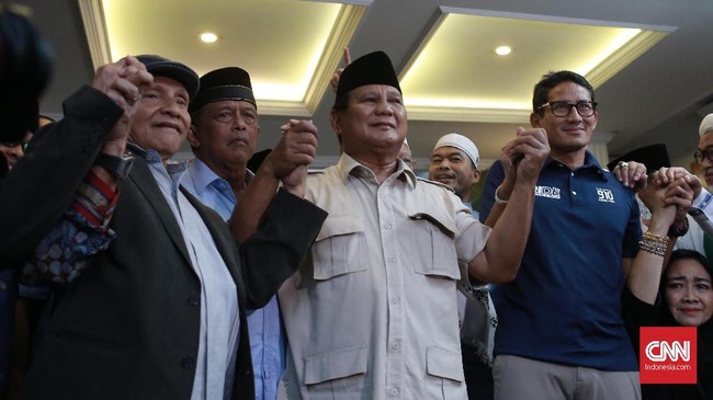 Didampingi Sandiaga Uno, Prabowo Subianto mendeklarasikan kemenangan sebagai presiden dan wakil presiden RI 2019-2024 dan memekikkan takbir.