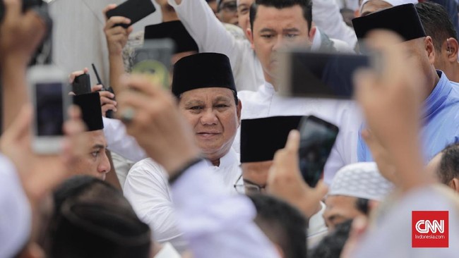Para relawan pasangan Presiden dan Wakil Presiden Prabowo Subianto-Sandiaga Uno masih menyebut "Prabowo presiden kami," walau jago mereka kalah di hitung cepat.