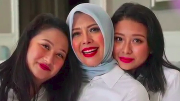 Jauh-jauh datang dari AS untuk memberikan dukungan, Nur Asia Uno merasa bersyukur dan mengucap terima kasih pada putrinya, Amyra dan Anneesha.