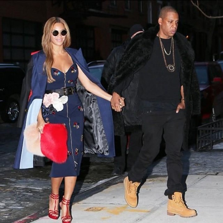 Pasangan ini memang terkenal romantis lho. Jay-z selalu mendampingi sang istri di berbagai kesempatan. (Foto: Instagram @beyonce)