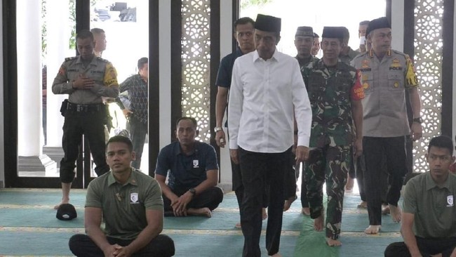 Presiden sekaligus capres petahana Joko Widodo menyempatkan diri salat Jumat di Masjid Baitussalam, komplek Istana Bogor, Jawa Barat di hari libur Paskah.