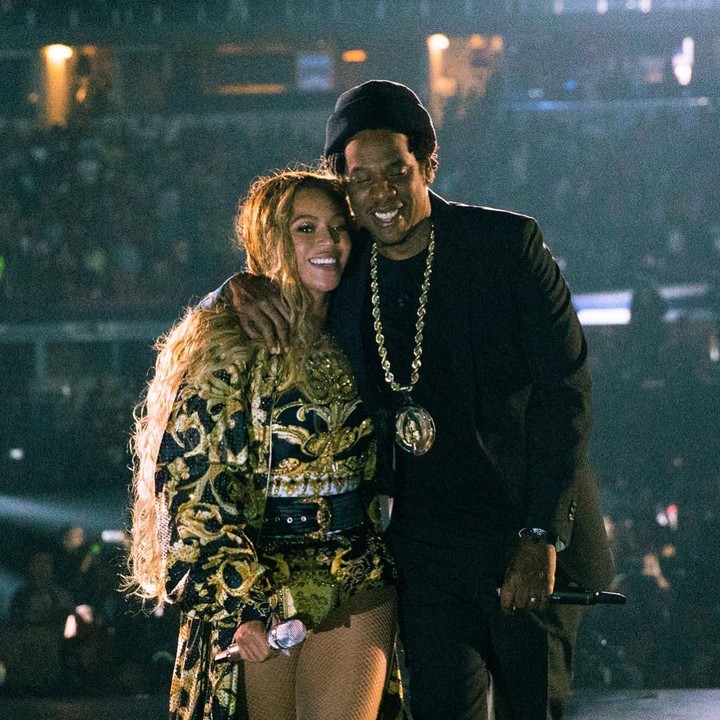 Bukan hal baru lagi bagi fans melihat keduanya bermesraan di atas panggung sambil bernyanyi. Sweet ya? (Foto: Instagram @beyonce)
