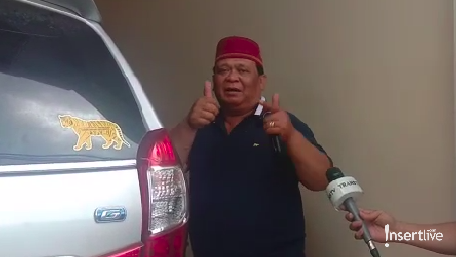 Setelah dikabarkan putus asmara dengan Hilda Vitria, Billy Syahputra dikabarkan dekat dengan seorang wanita bernama Elvia Caroline. Ini komentar sang ayah.