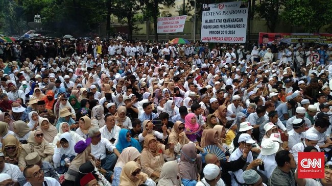 Calon Wakil Presiden Sandiaga Uno tidak menemani Prabowo Subianto sujud syukur merayakan kemenangan di Masjid Al Azhar dan memilih Jumatan bersama anaknya.