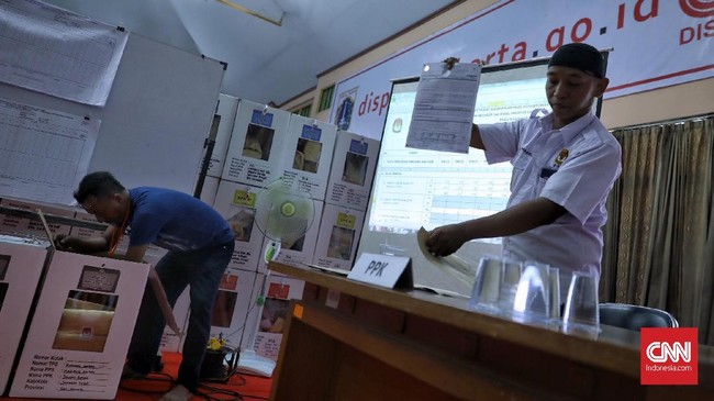 Berdasarkan data KPU hingga Sabtu (20/4) pukul 14.30 WIB, Jokowi-Ma'ruf memperoleh 54,8 persen suara, sedangkan Prabowo-Sandi 45,1 persen.