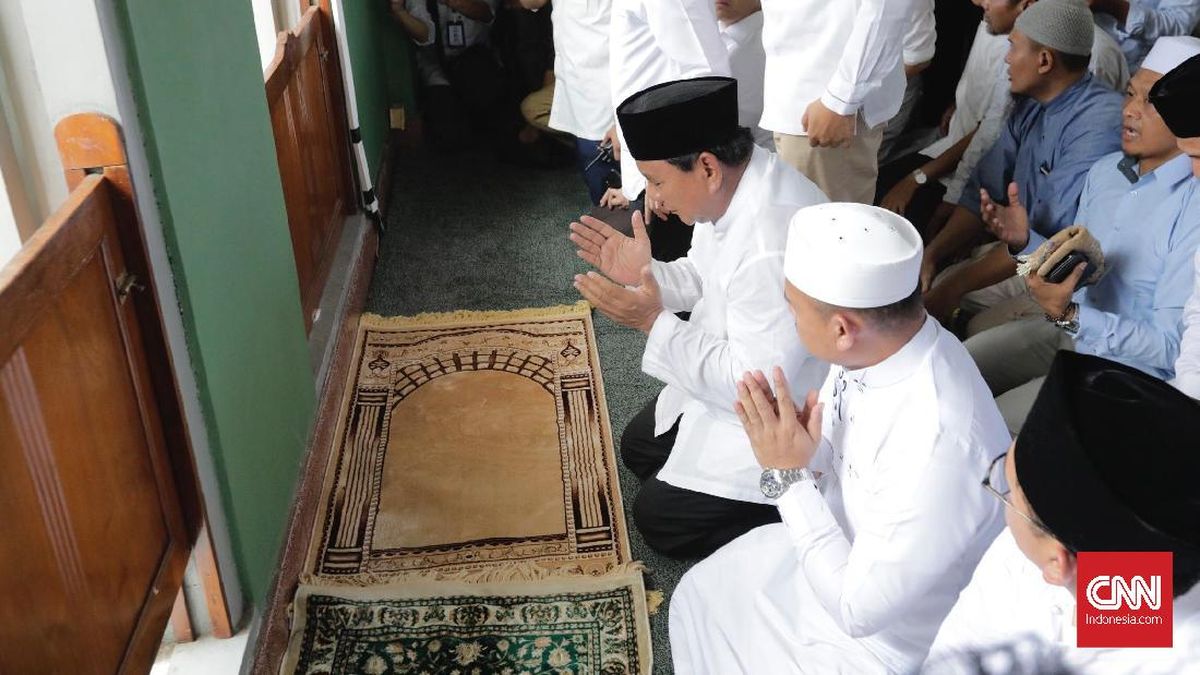 Prabowo Salat Jumat Bareng Pengungsi Korban Banjir Aceh