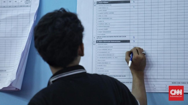Perbedaan data pemilih akibat kesalahan KPPS menyebabkan rekapitulasi di TPS berjalan selama tiga jam, lebih lama dari proses simulasi yang berjalan satu jam.