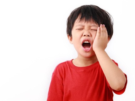 Jangan Langsung Buang Gigi Anak yang Copot Utuh Ya, Bun