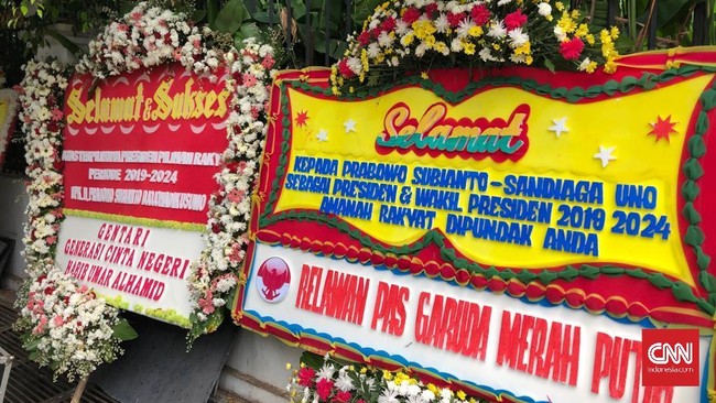 Mayoritas karangan bunga bertuliskan ucapan selamat dan sukses atas terpilihnya Prabowo dan Sandiaga sebagai presiden dan wapres pilihan rakyat di Pilpres 2019.