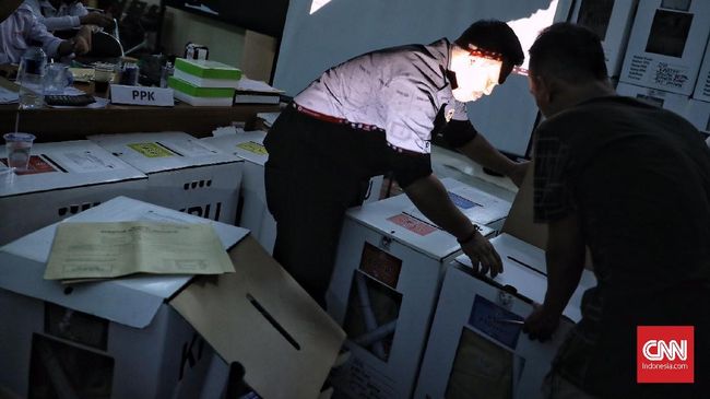 Saksi Tolak Tanda Tangan, Rapat Pleno KPU Pamekasan Ricuh Sejumlah saksi parpol menolak menandatangai form DB1 karena menilai ada sejumlah kecamatan yang belum masuk rekapitulasi ke tingkat kabupaten.
