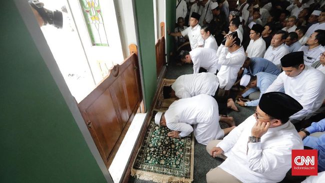 Tak Ditemani Sandi, Prabowo Kembali Sujud Syukur di Al-Azhar Capres Prabowo Subianto kembali melakukan sujud syukur terkait klaim kemenangannya dalam Pilpres 2019, di Masjid Al Azhar, Jakarta Selatan.